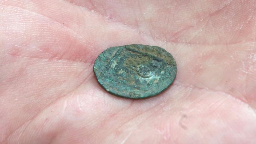 Diese Münze ist auf beiden Seiten gestempelt, bis jetzt konnten die Archäogolen noch nicht klar bestimmen, aus welcher Zeit sie stammt.
