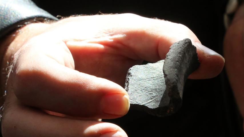 Diese schwarzgebrannte Tonscherbe datiert aus dem Hochmittelalter.