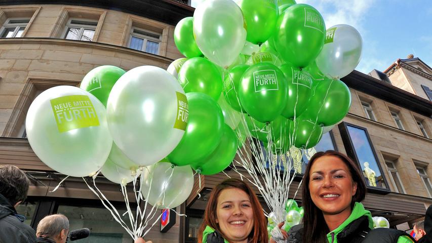 Weiß-grüne Luftballons stiegen zur Feier des Tages auf.