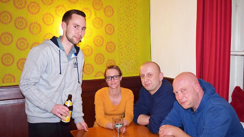 Wenn Peter (2.v.r) nach einem langen Arbeitstag keine Lust zu kochen hat, geht er zu Thomas, Isabella und Bertold (v.l.n.r.) in den Blauen Affen in der Fürther Südstadt. "Ich bin fast jeden zweiten Tag da", sagt Peter, "vor allem die vielen vegetarischen Gerichte auf der Karte sind super". Zudem schätzt er die lockere Atmosphäre, die auch Kellner Thomas bestätigt: "Bei uns ist es nicht so spießig, etwas lässiger - da macht auch die Arbeit Spaß." Wenn Peter (2.v.r) nach einem langen Arbeitstag keine Lust zu kochen hat, geht er zu Thomas, Isabella und Bertold (v.l.n.r.) in den Blauen Affen in der Fürther Südstadt. "Ich bin fast jeden zweiten Tag da", sagt Peter, "vor allem die vielen vegetarischen Gerichte auf der Karte sind super". Zudem schätzt er die lockere Atmosphäre, die auch Kellner Thomas bestätigt: "Bei uns ist es nicht so spießig, etwas lässiger - da macht auch die Arbeit Spaß."