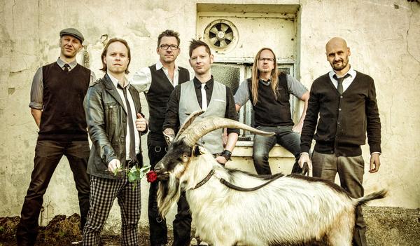 Seit 1990 begeistert die Erlanger Band Fiddler's Green mit "Irish Independent Speedfolk" und einprägsamen Balladen und erspielte sich den Ruf, einer der besten deutschen Live-Acts zu sein. Das stellen die Herren auch beim diesjährigen Taubertal-Festival unter Beweis.