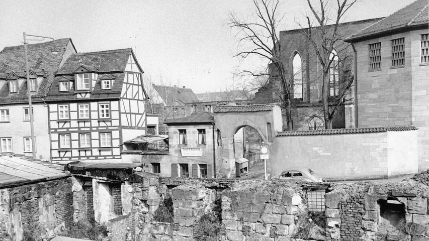 Die Katharinenkirche (hinten mit Spitzbogen) steht nur als Ruine da. In der Peter-Vischer-Straße (vorne) liegen seit Kriegsende die Trümmer. Hier geht es zum Artikel:Das Dürer-Jahr als großes Ziel.
