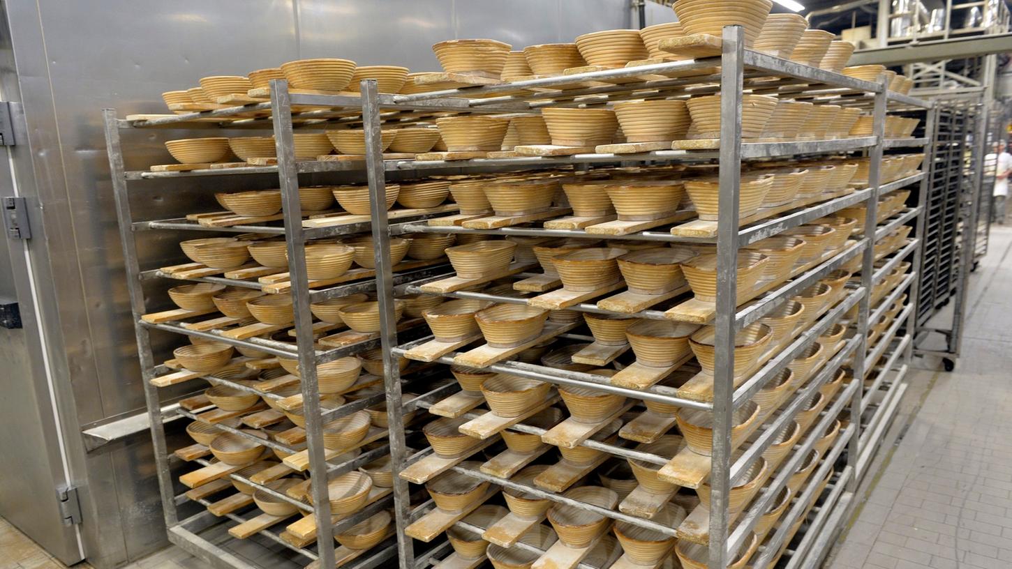 In den Hallen von "Der Beck" in Tennenlohe werden jeden Tag Tausende Brote gebacken.