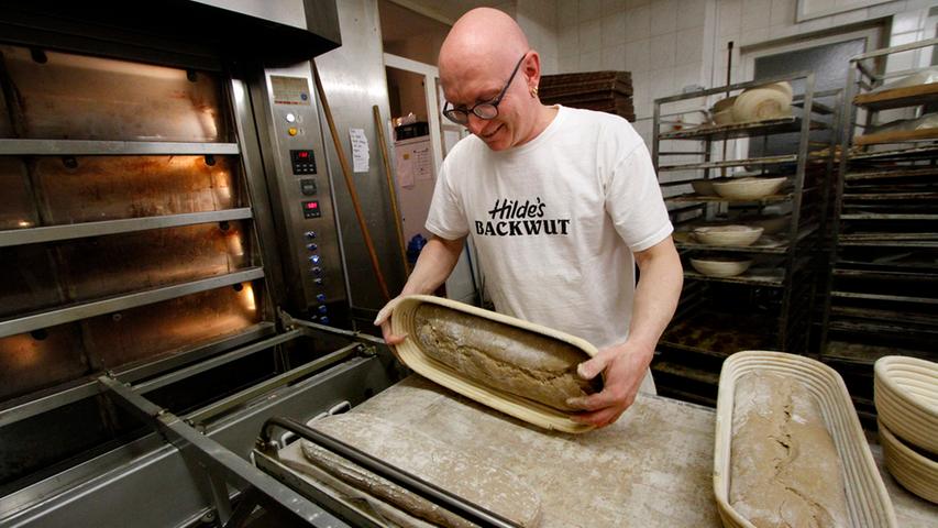 Laut Bayerischer Bäckerinnung sei eine Renaissance bei traditionellen, regionalen Backwaren zu verzeichnen. Dazu müssen Bäckereien aber wohl auch auf den zunehmenden Eventcharakter beim Einkauf reagieren. Johannes Schwarz, Inhaber von "Hildes Backwut" in Nürnberg, tut beides mit wachsendem Erfolg.