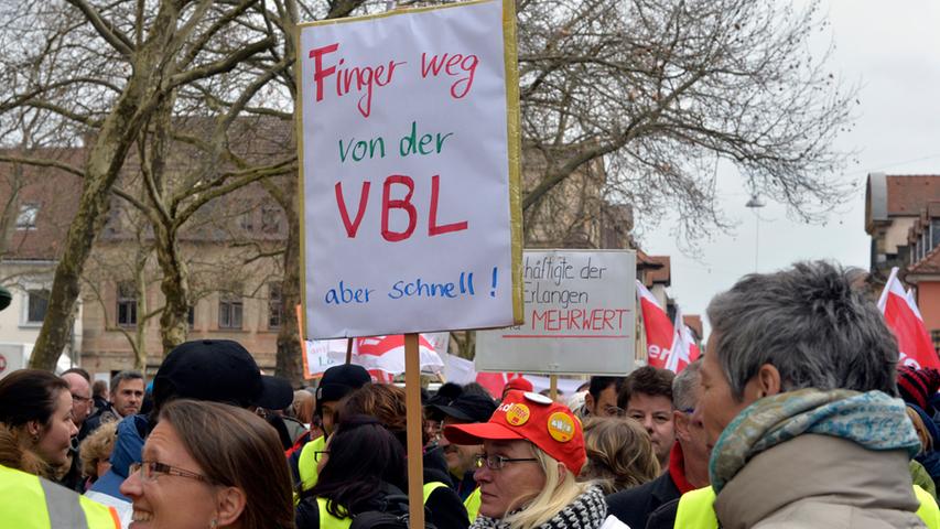 "Wir sind mehr wert": 600 Menschen bei Warnstreik in Erlangen