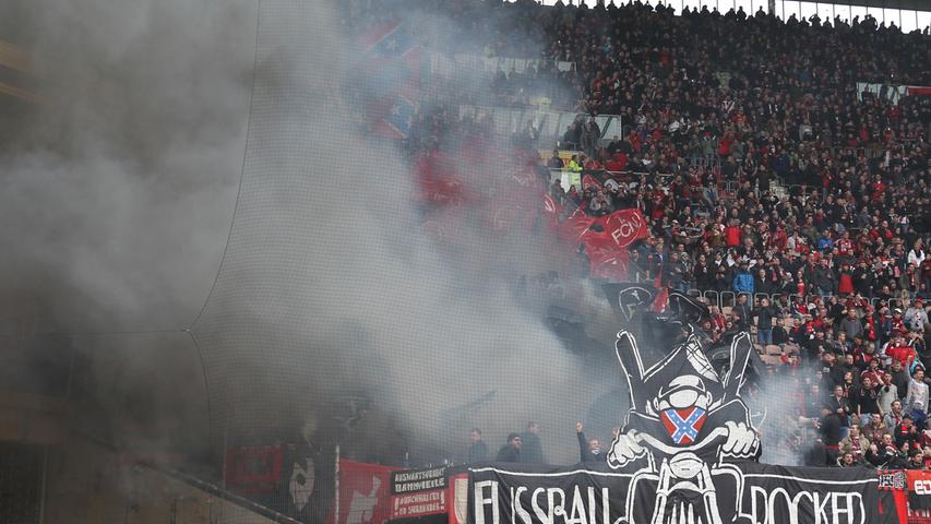 An der Unterstützung für den 1. FC Nürnberg fehlt es auf dem Betzenberg nicht. Über 5000 Club-Fans haben sich auf die Reise nach Kaiserslautern gemacht. Teile des Anhangs benehmen sich aber daneben, hüllen den Gästeblock in schwarzen Rauch und ...