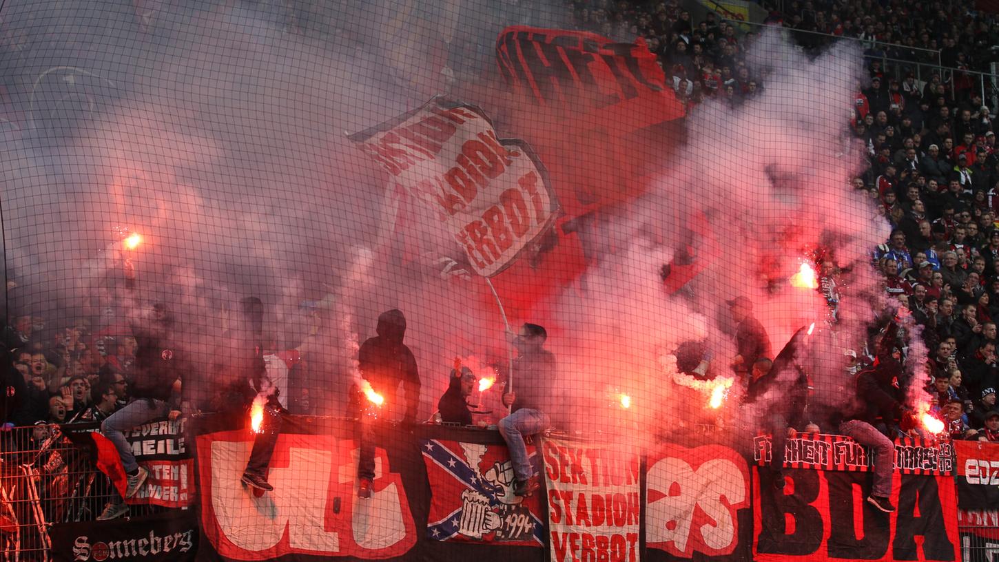 Mitte März machten die Club-Fans in Kaiserslautern nicht nur durch Pyrotechnik auf sich aufmerksam - mit Folgen.