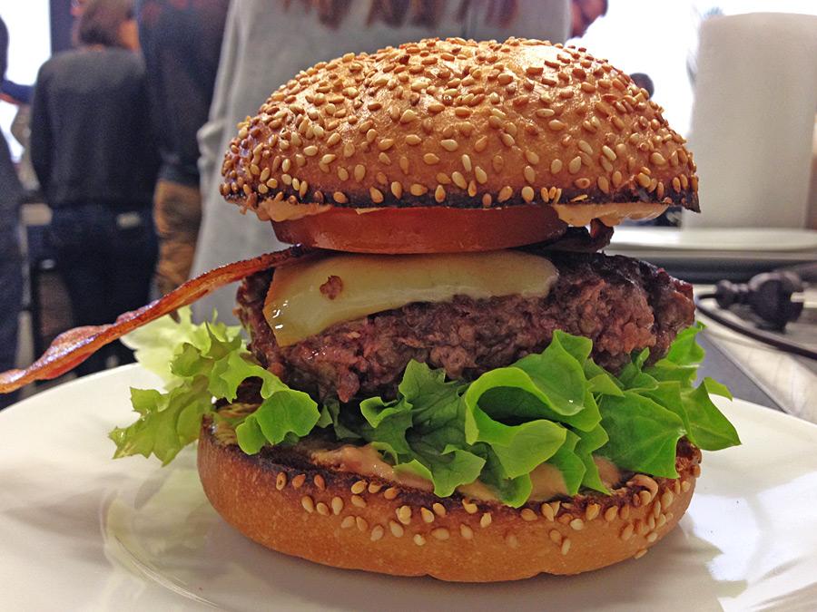 Vom Brötchen zum bejubelten Stapel: Burgerbau im Foodcamp