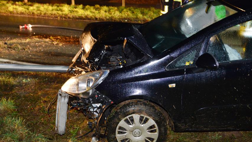 Auto prallt gegen Straßenlaterne: Fahrer hatte 2,2 Promille