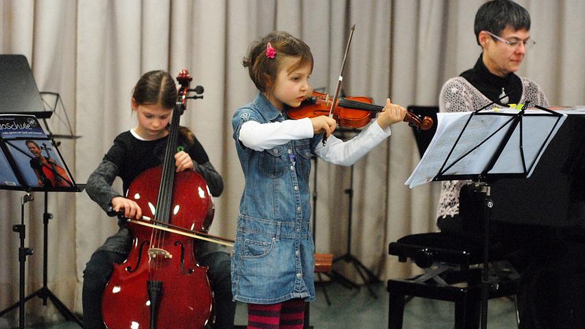 Auch Antonia Städtler am Violincello und Juliane Städtler an der Violine boten tolle Unterhaltung.