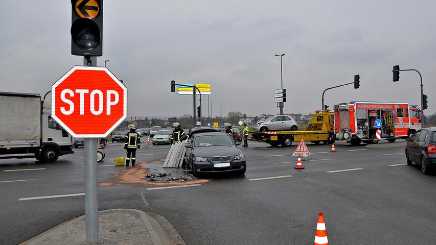 Unfallursache war, dass ein 30-jähriger Herzogenauracher mit seinem Ford Ka trotz roter Ampel über den Hans-Ort-Ring in Richtung Neustadt fuhr...