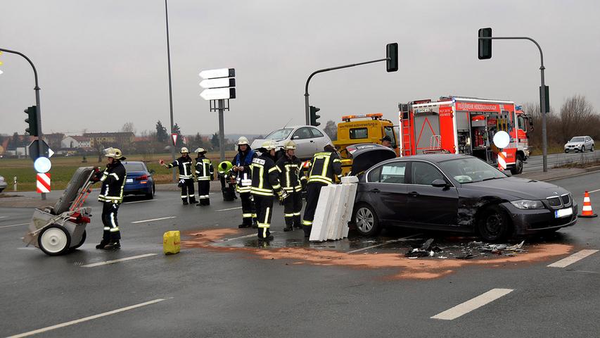 Der Unfallverursacher und der 71-jährige Fahrer des BMW aus Großenseebach blieben unverletzt. Am Ka entstand ein Totalschaden; der Unfallschaden am BMW wurde auf 6000 Euro geschätzt.