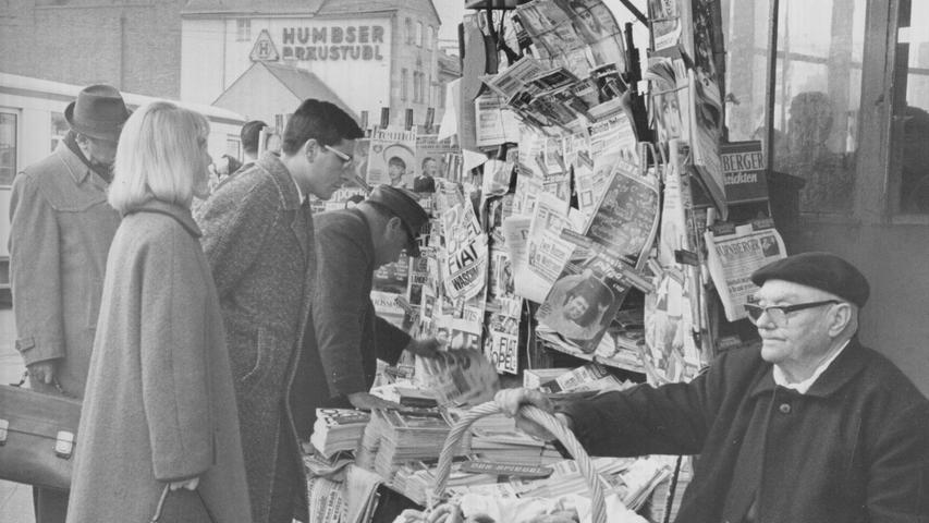 Eine Idylle am Plärrer: vor dem Pavillon sitzen gelassen der Mann am farbigen Zeitungsstand und der Brezenverkäufer. Hier geht es zum Artikel: Der verlorene "Buden-Zauber".