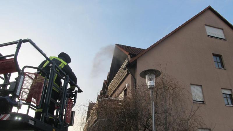 Dachstuhlbrandbrand in Ansbach: Legte Bewohnerin das Feuer?