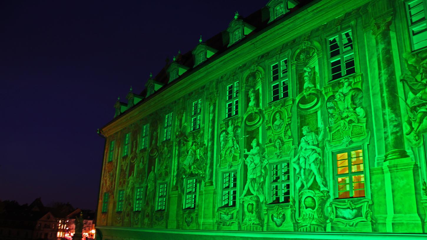 Von 18.30 Uhr bis Mitternacht bestaunten viele Schaulustige das grün erleuchtete Alte Rathaus.