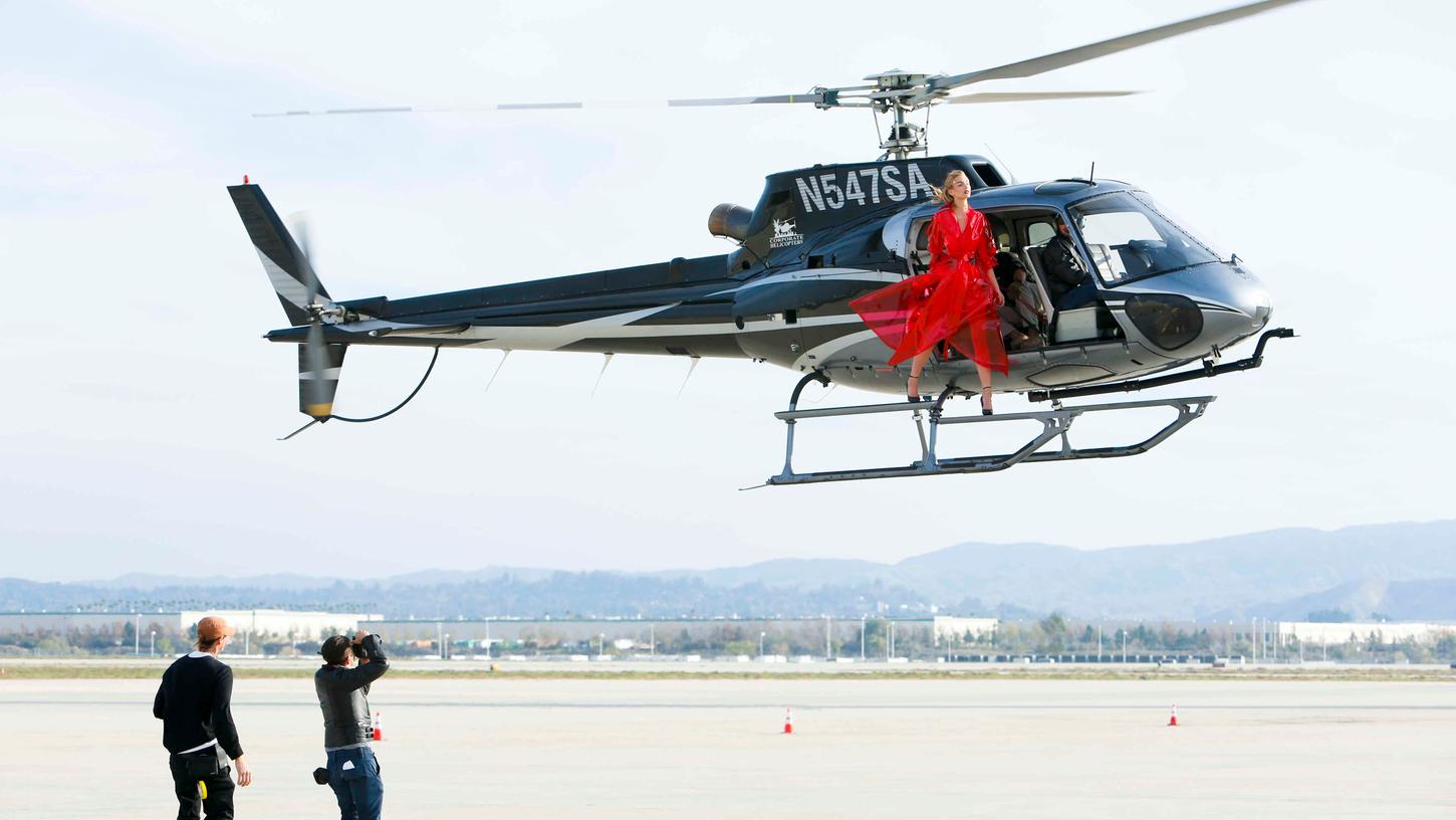 Fotograf der Sendung Kristian Schuller schnallte die Nachwuchs-Models kurzerhand an einen Hubschrauber.