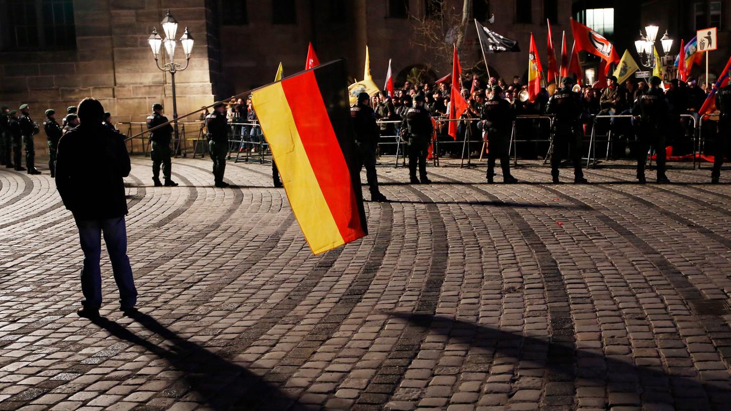 Am Jakobsplatz versammelten sich zuletzt rund 250 Gegendemonstanten. Auch am Donnerstag gab es Gegenwind. Am Jakobsplatz versammelten sich zuletzt rund 250 Gegendemonstanten. Auch am Donnerstag gab es Gegenwind.