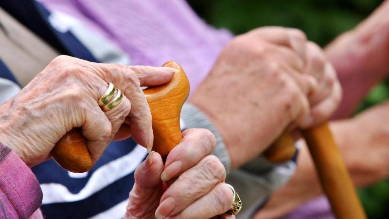 Immer mehr Rentnern in Deutschland fehlt das nötige Kleingeld: Die Zahl der Aufstocker steigt massiv an.