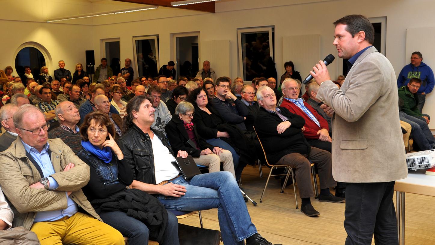 Cadolzburgs Bürgermeister Bernd Obst erläuterte in der Versammlung die Ausgangslage.