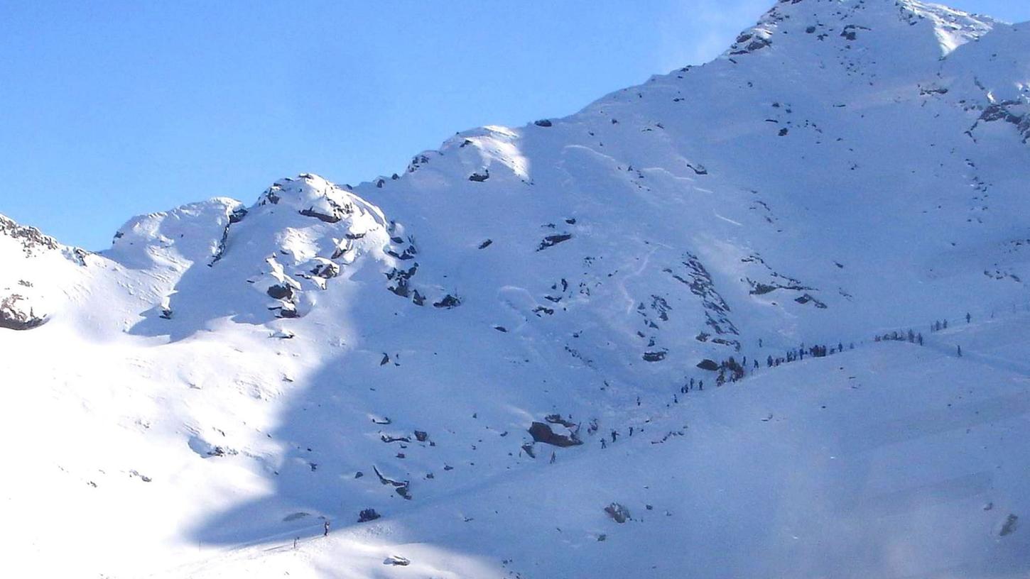 In den Schweizer Alpen ist eine Lawine in einem Skigebiet abgegangen. Dabei sollen nach Angaben der Polizei mehrere Menschen verschüttet worden sein.
