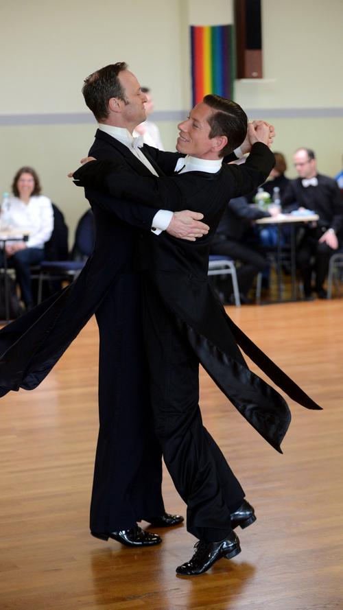 Gleichgeschlechtliche Paare messen sich beim Equality-Tanzturnier