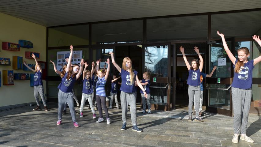 Die Tanzgruppe Polsingen eröffnet den Tag musikalisch.