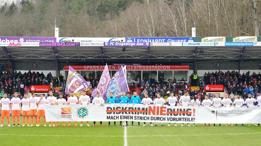 Der 26. Spieltag steht im Zeichen der Aktion gegen Diskriminierung: Die Spieler präsentieren sich vor dem Anpfiff als Einheit und tragen weiße T-Shirts.