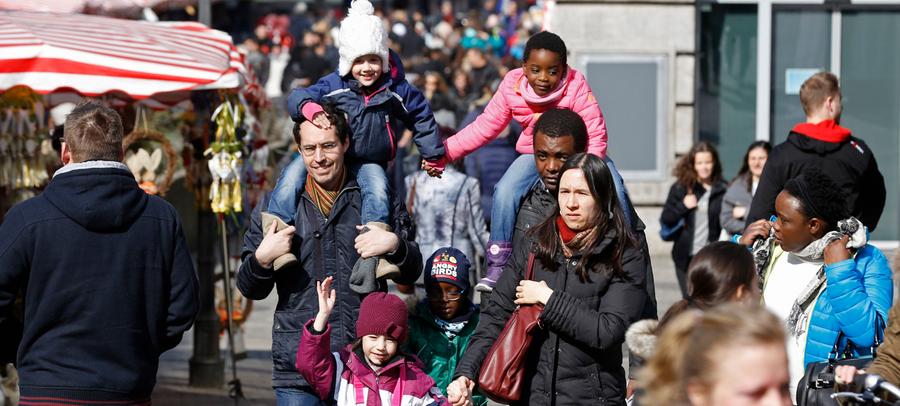 Nicht nur der verkaufsoffene Sonntag lockt Familien in die Nürnberger Innenstadt. Auch der Weltkindertag bietet am Jakobsplatz einige Attraktionen. Nicht nur der verkaufsoffene Sonntag lockt Familien in die Nürnberger Innenstadt. Auch der Weltkindertag bietet am Jakobsplatz einige Attraktionen.
