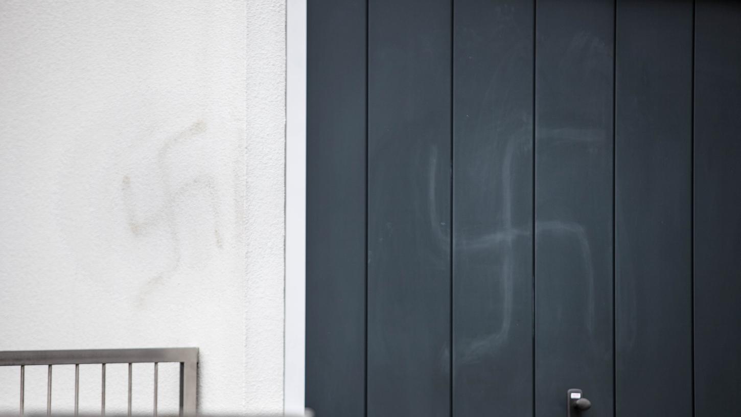 Bislang unbekannte Täter hatten in Hof das Haus des Oberbürgermeisters Harald Fichtner mit Hakenkreuzen beschmiert. Bislang unbekannte Täter hatten in Hof das Haus des Oberbürgermeisters Harald Fichtner mit Hakenkreuzen beschmiert.