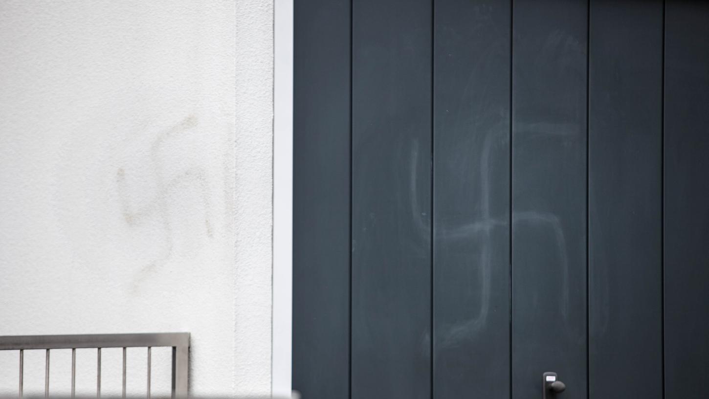 Von Freitag auf Samstag hatten bislang unbekannte Täter in Hof das Haus des Oberbürgermeistervon Hof mit Hakenkreuze beschmiert.