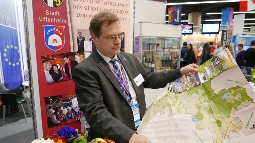 Gerhard Krämer vom deutsch-polnischen Partnerschaftsverein in Uffenheim präsentiert eine Karte der Region Kolbudy.
