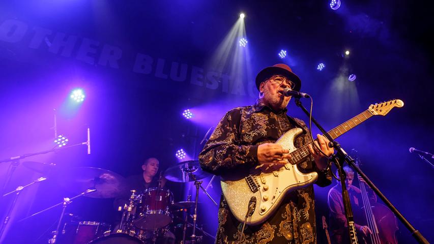 Blues-Musiker Duke Robillard begeistert bei seinem Auftritt in der Kulturfabrik mit ruhigen Tönen. Der Mann mit Brille und dem unverwechselbaren Schlapphut zeigte mit seiner Band entspannt lockere Nummern.