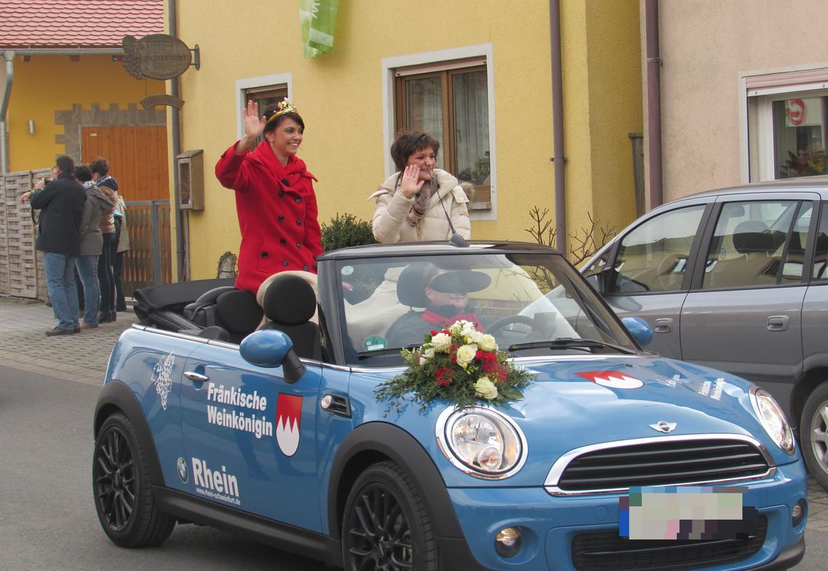 Mit Amtsvorgängerin Christin Ungemach fuhr die neue Frankenweinkönigin Kristin Langmann in ihrem flotten blauen Flitzer durch Bullenheim, das seiner einstigen Weinprinzessin einen triumphalen Empfang gab.