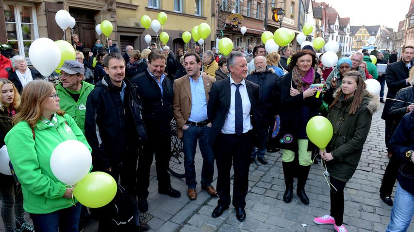 Oberbürgermeister Thomas Jung und die Fraktionsvorsitzenden Sepp Körbl (SPD), Dietmar Helm (CSU) und Harald Riedel (Grüne), die am nächsten Dienstag erstmals bei der Mediation beteiligt sein werden, waren der Einladung gefolgt - nicht als Teil des Protests, wie OB Jung klarstellte.