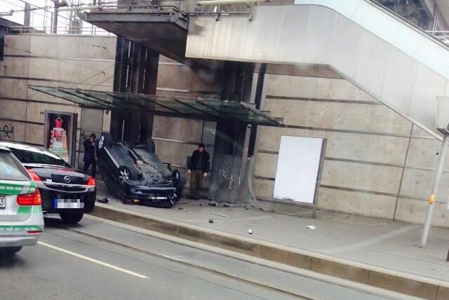Dieser Mercedes landete in der Nähe des Steinbühler Tunnels auf dem Dach.
