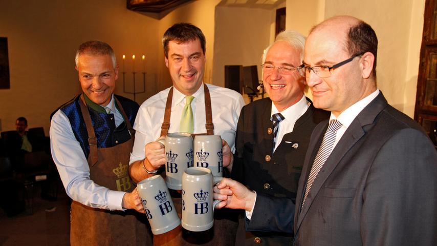 Brauereidirektor Michael Möller, der bayerische Heimatminister Markus Söder, Kabarettist Wolfgang Krebs und Staatssekretär Albert Füracker stoßen mit ihren Kaiserbock-gefüllten Krügen an.