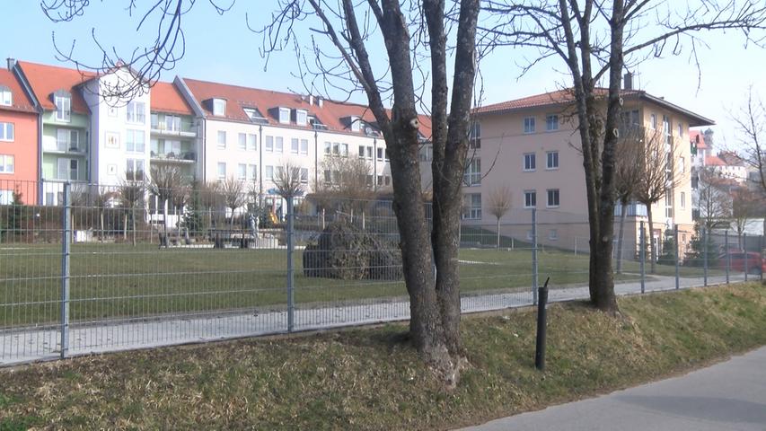 Der Spielplatz befindet sich hinter einem Café in der Parsberger  Dr.-Boecale-Straße.