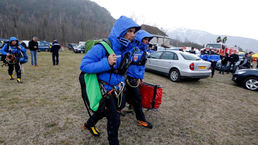 Mit schwerem Gepäck brachen die Helfer in die Berge auf.