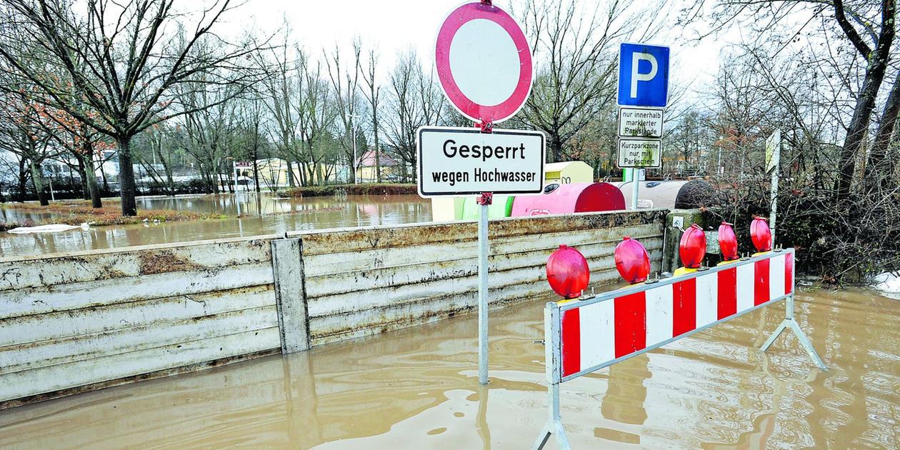 Das Hochwasser überflutete Wiesen, Straßen und Parkplätze Nordbayern Das Hochwasser überflutete Wiesen, Straßen und Parkplätze Nordbayern