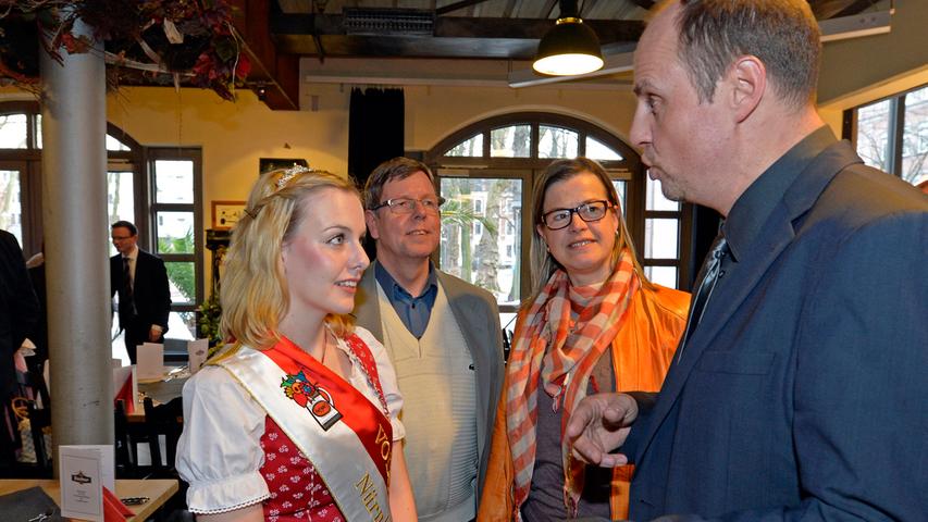 Christian Vogel (r.) nutze die Gelegenheit für ein nettes Pläuschchen mit der Volksfestkönigin Kremer (l.), ihrem Vater und Barbara Lauterbach.
