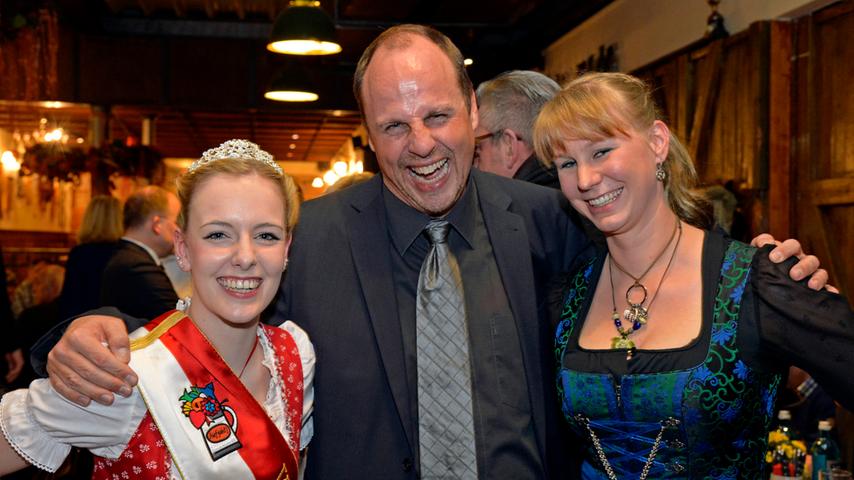 Umgeben von zwei Volksfestköniginnen: Wen wundert`s, dass sich Bürgermeister Christian Vogel da wohl fühlt. Links die amtierende, Carina Kremer, und rechts die vorjährige, Andrea Konn.