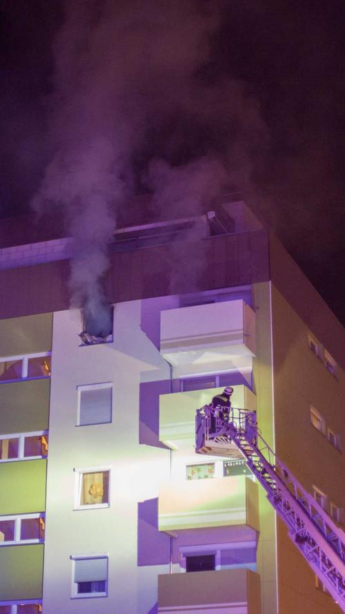 Feuer in der Welserstraße: Feuerwehr rettet Bewohner vom Balkon