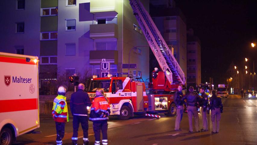 Feuer in der Welserstraße: Feuerwehr rettet Bewohner vom Balkon