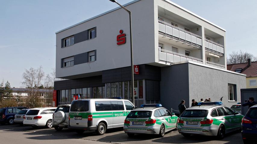 Ein bislang unbekannter Mann hat am Mittwochvormittag eine Filiale der Sparkasse in Moorenbrunn überfallen.