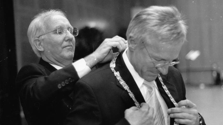 Wechsel an der Spitze der Uni Erlangen-Nürnberg: 2002 übergab Vorgänger Gotthard Jasper die Amtskette des Rektors an seinen Nachfolger Karl-Dieter Grüske.