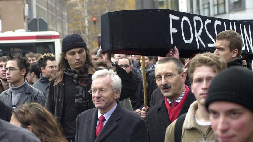... ging 2003 mit den Studenten auf die Straße, um gegen die geplanten Kürzungen zu demonstrieren. Mit Erfolg - die bayerische Regierung gab nach, verlangte nur noch geringe Einsparungen, aber dafür einen Umbau der gesamten Hochschullandschaft Bayerns.