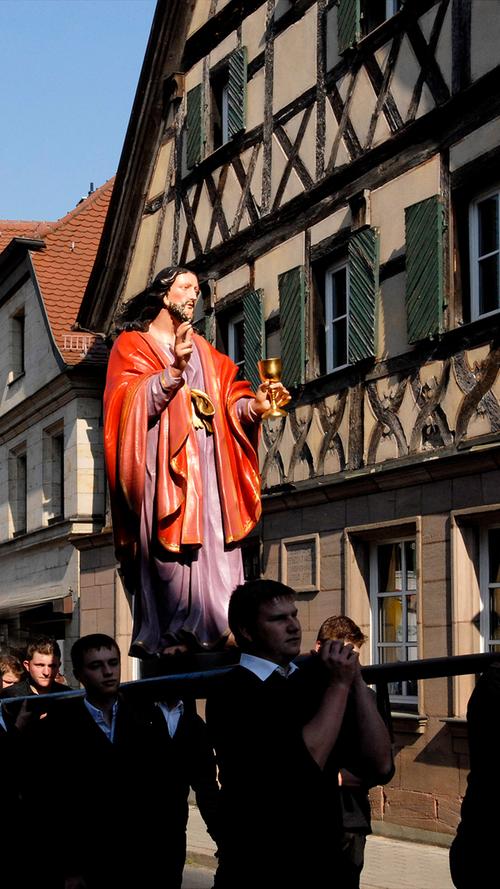 Die Tradition der Neunkirchener Karfreitagsprozession am Karfreitag reicht zurück bis ins Jahr 1668. Auch an diesem Karfreitag ziehen die Gläubigen ab 9 Uhr durch die Straßen der Gemeinde.