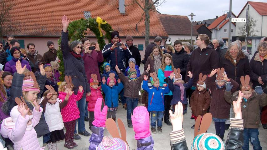 ... gab es am Osterbrunnen eine nette Einweihungsfeier mit Kindergartenkindern.
