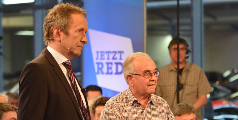 Landwirt Ernst Fuchs (hier mit Moderator Tilmann Schöberl) darf auf die persönliche Hilfe seines Ministers Helmut Brunner zählen.