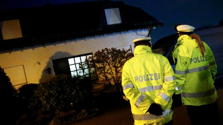 Polizisten durchsuchten das Haus der Eltern von Andreas L. und seine Wohnung in Düsseldorf. Dabei wurde eine zerrissene Krankmeldung für den Absturztag gefunden.
